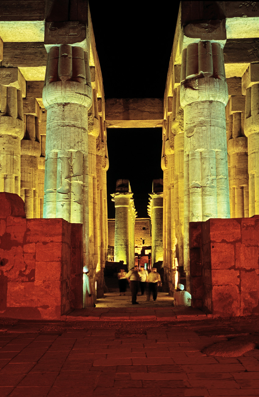 egyp03_23 luxor multicolore 24x36.jpg - Thèbes Est temple de Luxor une perspective tricolore qui met en valeur une architecture colossale qui semble défier le temps Provia 100 F